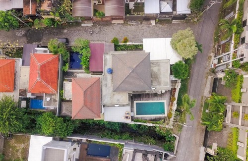 Bukit House | #4BR Semi Villa Pink House Jimbaran with POOL & ROOFTOP SPACE