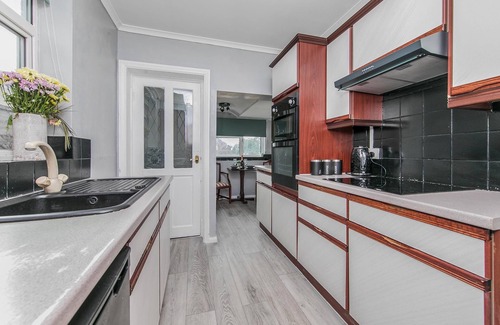 Colchester House | 4BR-Sleeps10-Parking-Garden