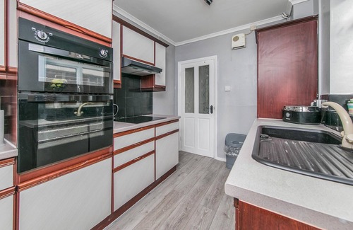 Colchester House | 4BR-Sleeps10-Parking-Garden