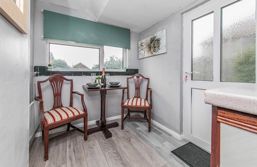 Colchester House | 4BR-Sleeps10-Parking-Garden
