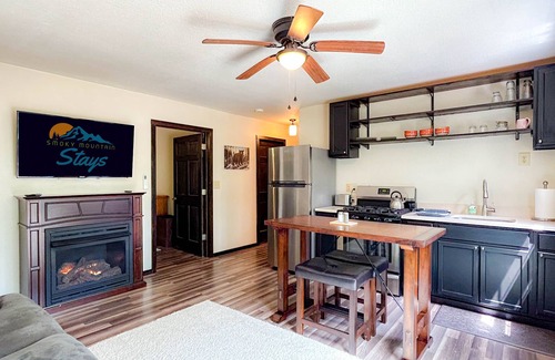 Whittier Cabin | 4BR Smoky Mtn Cabin w/Hot Tub & View | Private - Cherokee & Bryson City