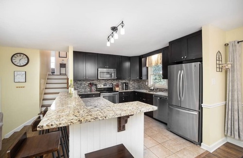 Beverly Woods House | 4bR SouthPark Wooded Escape, Shopping and Dining