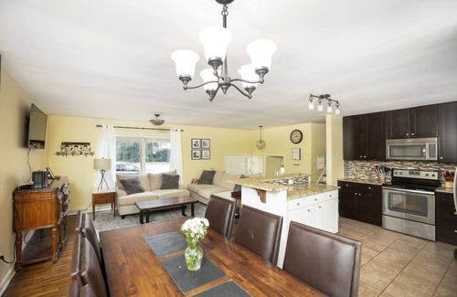 Beverly Woods House | 4bR SouthPark Wooded Escape, Shopping and Dining