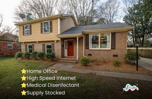 Beverly Woods House | 4bR SouthPark Wooded Escape, Shopping and Dining
