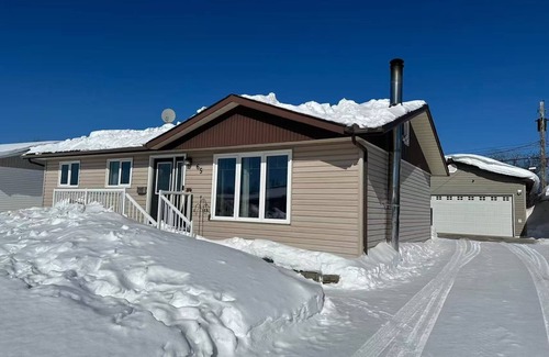 Thompson House | 4BR w/Wine Fridge, Bar, Patio, Parking, Laundry