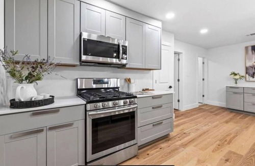North Austin Civic Association House | 4BR3BA~Priv Office~FastWifi~1 Story~Pet~15 min DT