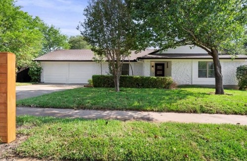 North Austin Civic Association House | 4BR3BA~Priv Office~FastWifi~1 Story~Pet~15 min DT