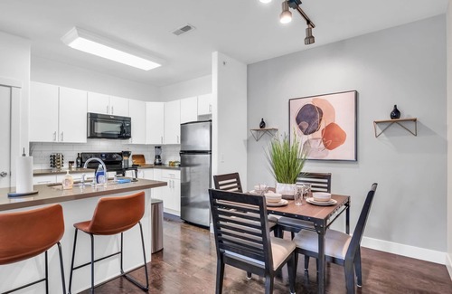 Draper Apartment | 4K TVs ★Cali King Bed | Fast WiFi | Near Hospital