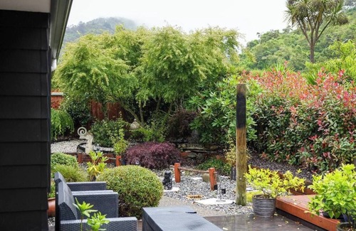 Nelson House | 4kms from CBD, pet-friendly, bike tracks/bus right out the gate, family/couples