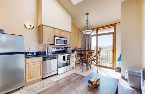 Wisconsin Dells Condo | 4th-floor coursefront condo with balcony & washer/dryer