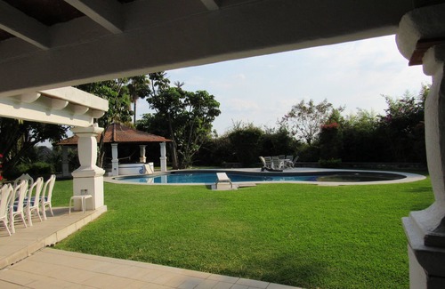 Cocoyoc House | 5,000 Meter Pool, Jacuzzi, And Large Garden Mexican 5,000-Meter Villa