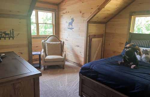 Unaka Cabin | 5,000 sqft Mountain Escape with the Luxury of Modern Living-Game room w/Bar