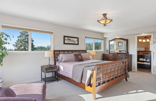 Far West House | 5 Acre Country Estate, Wifi, Beautiful Views, Surrounded by Vineyards & Horses