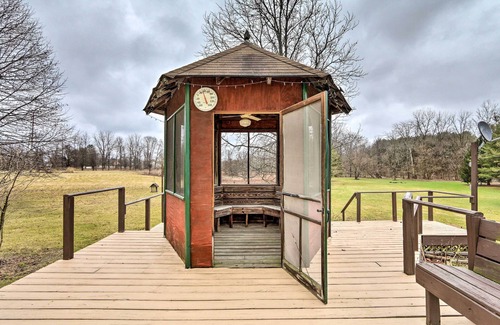 Pickerington Cottage | 5-acre Vacation Home w/Woods & Hiking Ground