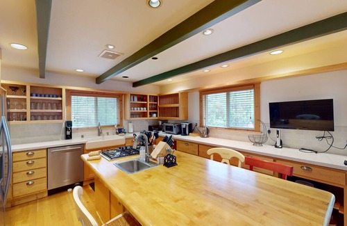Glen Ellen House | 5-Acre wine country paradise with private pool, spa & bocce ball