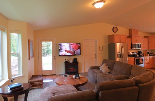 Clinton House | 5 Acres of Solitude, a Restful Place To Rejuvenate, Winter Or Summer