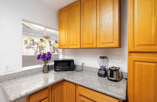 Bassett House | 5 BD with Natural Lighting, AC, W/D