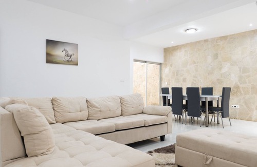 Praia House | 5 bdr house near Praça Center, AC & Wifi - LCGR
