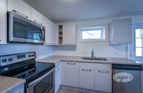 The Blue Mountains Ski Chalet | 5 bdrm, 3 bath Beach Chalet! Steps to Georgian Trail! Georgian Bay Views!