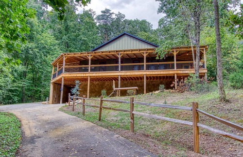 Kodak House | 5 BDRM Cabin 15 miles from Dollywood! HUGE porch & games! 3 miles from Buc-ees!