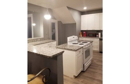 Mosby House | 5 Bdrm Modern Home 10 mins From Scott's Addition