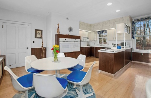 Newburgh House | 5 bdrm Victorian, built in 1881-With 21 rooms, on a hill on 4 VERY private acres