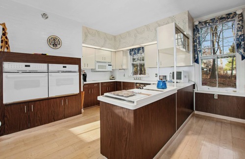 Newburgh House | 5 bdrm Victorian, built in 1881-With 21 rooms, on a hill on 4 VERY private acres
