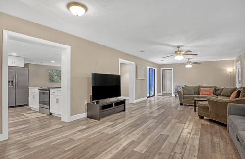 Melbourne House | 5 Bed 4 Bath Pool/Spa Home Sleeps 14+