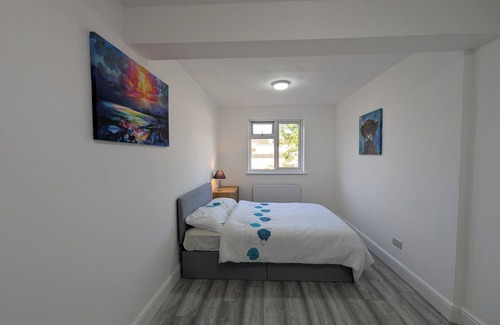Havering House | 5 Bed Family Home - Spacious and Stylish with garden views - Greater London
