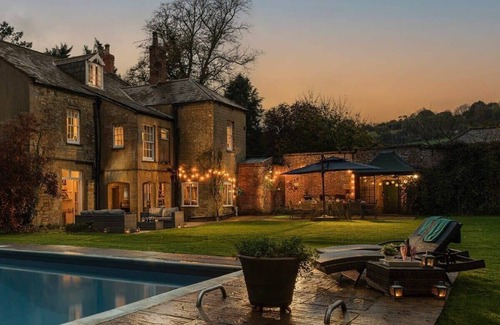 West Chinnock House | 5-Bed Georgian Home, Pool, BBQ & Games Rooms