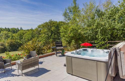 Clows Top House | 5 Bed in Clows Top oc-m32976
