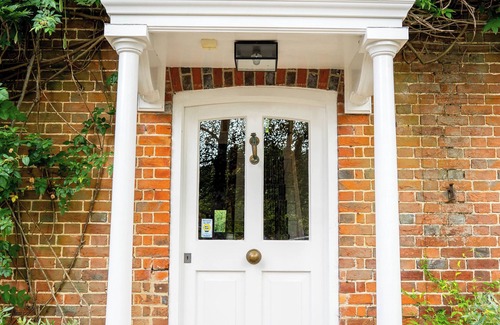 Hungerford House | 5-Bed Luxury Home with Private Pool, Hot Tub, Pizza-Oven & Gym — Sleeps 13