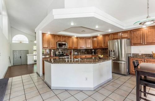 Green Valley House | 🎉💥5🛏 bed⛱pool-10 min from ✈️airport/strip, 1 mile from In&Out/shopping/grocery🍔