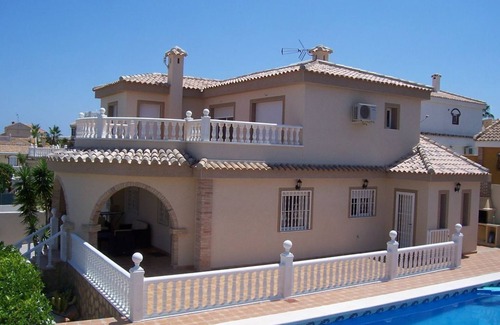 Puerto Marino Villa | 5 bedroom 4 bathroom villa with private pool 9MX5M and bar in Gran Alacant.