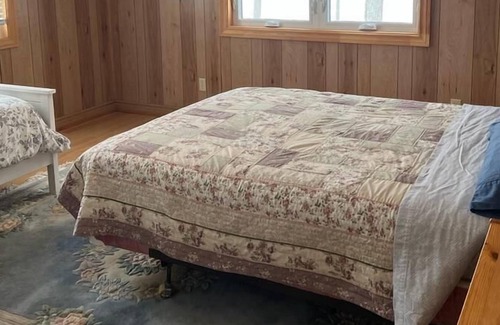 Tiny House | 5 Bedroom, 4-season Cottage , Private Beach in Tiny