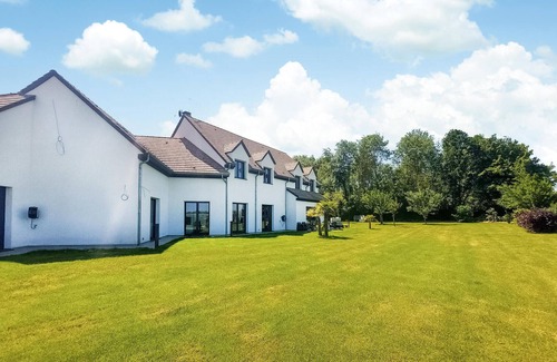 Pierre-Levee House | 5 bedroom accommodation in Pierre-Levée