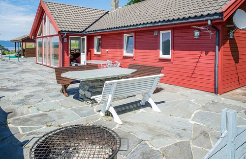 Sjernarøy House | 5 bedroom accommodation in Sjernarøy