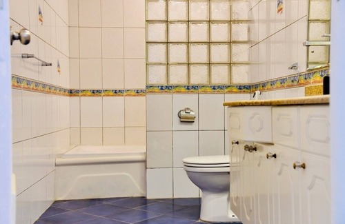 Azaiba House | 5-bedroom B&B, Azaiba beach Muscat with AC/WiFi/22 M lap pool, near restaurants