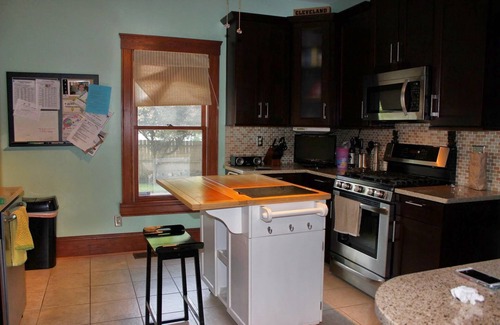 Detroit - Shoreway House | 5 Bedroom - Beautiful Century Home Minutes from Downtown & Lake