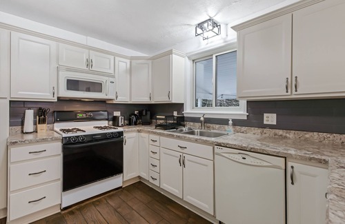 Ephrata House | 5-bedroom Cozy Backyard with Firepit, 5 min to Cloister & Ephrata Hospital
