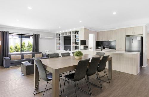 Geographe House | 5 Bedroom Home meters from the beach