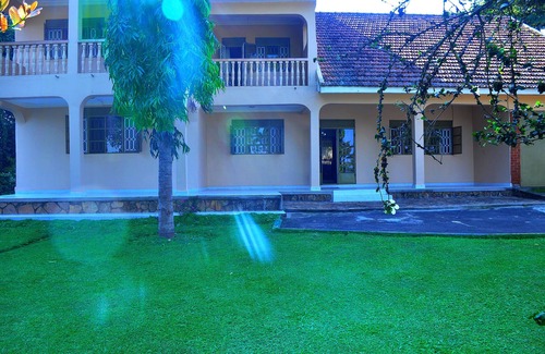 Entebbe House | 5 Bedroom House in a serene environment with compound for pets