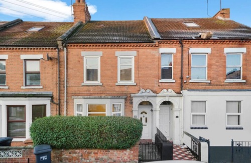 Northampton House | 5 Bedroom House with Parking, Smart TVs & Garden