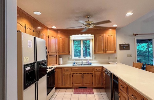 Henrico House | 5 Bedroom Lakefront Home on Desirable Pea Hill Creek. Kayaks, Canoe, Ping Pong.
