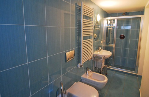 Dizzasco Villa | 5 bedroom luxury villa with stunning lake views & private pool, 3 mins from lake