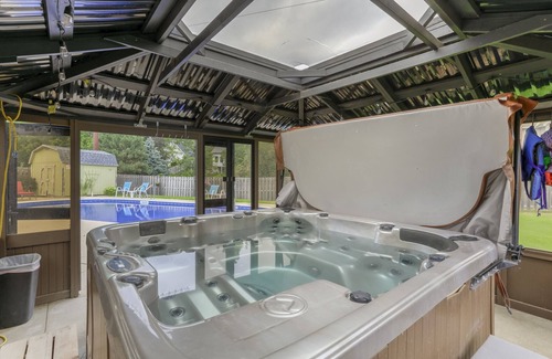 Burnsville House | 5- Bedroom Private Home- Quiet Neighborhood- Pet Friendly