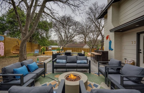Berkley Square - Headway House | 5-Bedroom Retreat with Cowboy Pool, Sauna and More – 10 Min to Downtown Austin