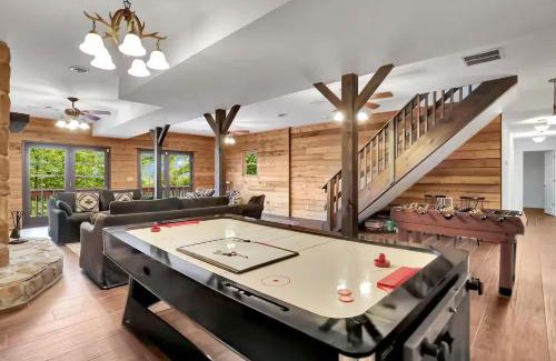 Berkeley Springs Ski Chalet | 5 Bedroom Suites Hot Tub Jacuzzi Tub & Game Room
