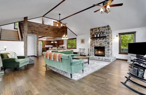 Berkeley Springs Ski Chalet | 5 Bedroom Suites Hot Tub Jacuzzi Tub & Game Room
