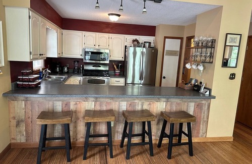 Bracey House | 5 Bedroom Waterfront Lakehouse with Kid's Play Area, Canoes, Pool Table and Wifi